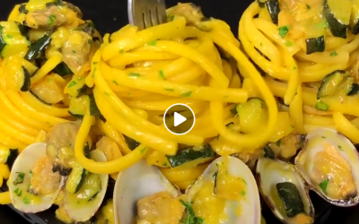 Linguine con zafferano, zucchine e vongole